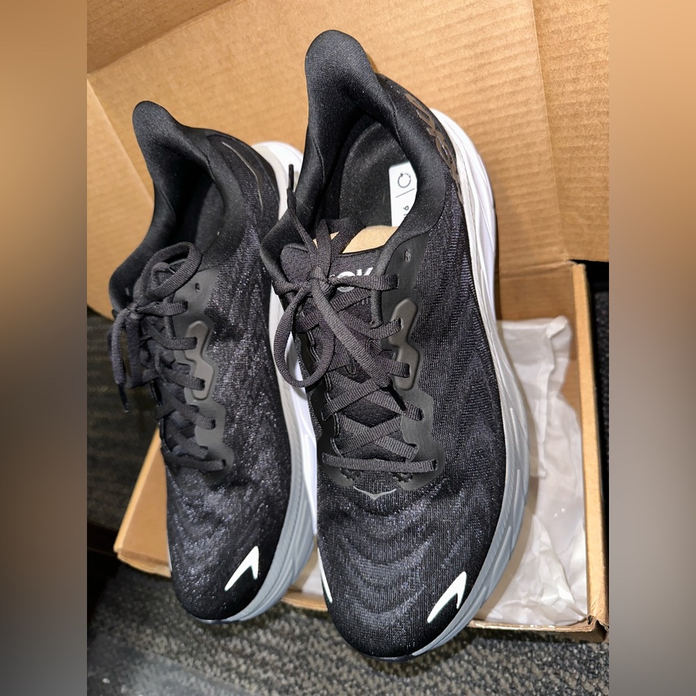 Mens size 11 Arahi 6 Hokas NEW IN BOX. Never worn